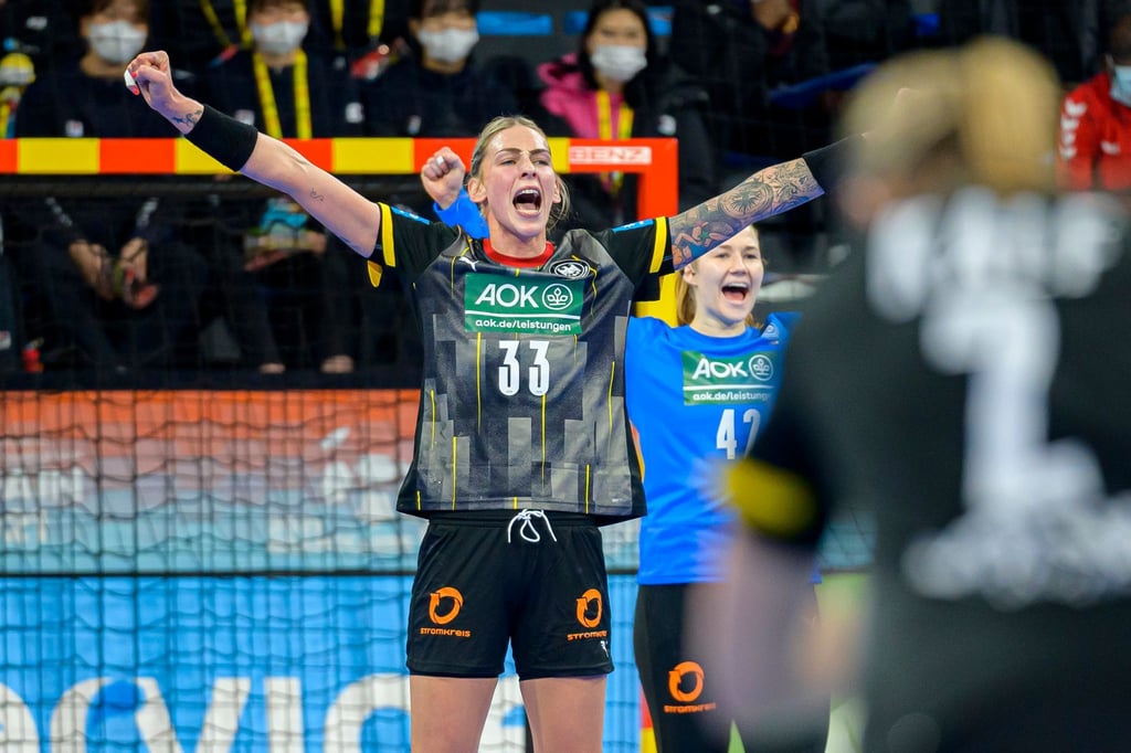 Luisa Schulze bejubelt den 29:18-Sieg über die Spielerinnen der Republik Kongo.