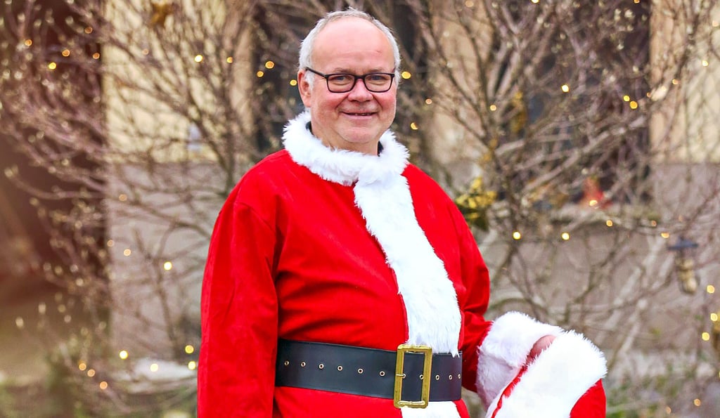 Jörg Braeuer aus Lochau schlüpft an Weihnachten in sein Kostüm.