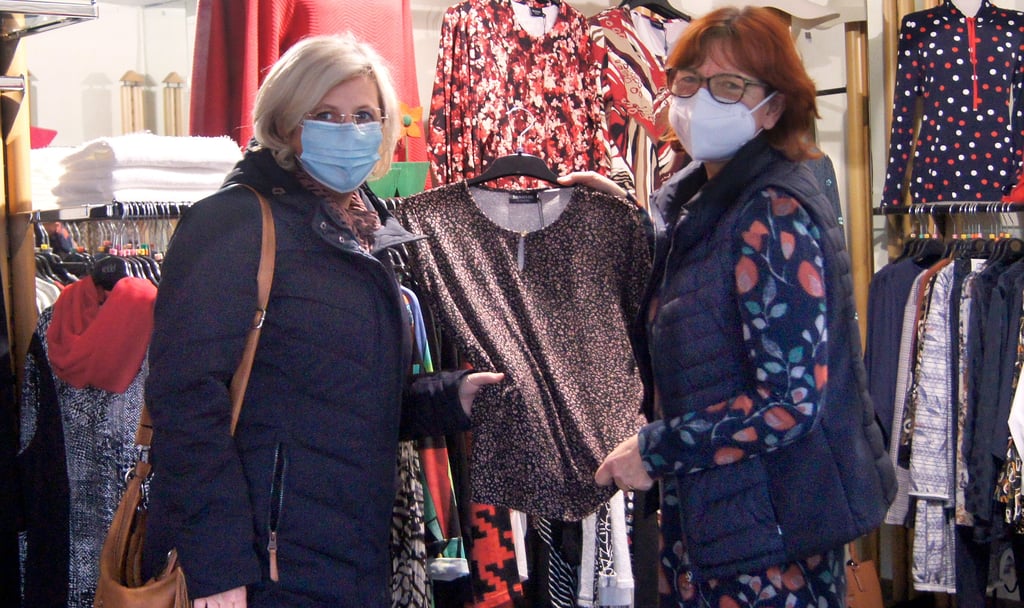 Claudia Schröder (l.) macht es nichts aus, mit 2G-Regel einzukaufen. Kerstin Andrée und andere Einzelhändler bemerken jedoch insgesamt einen verhaltenen Kundenstrom.