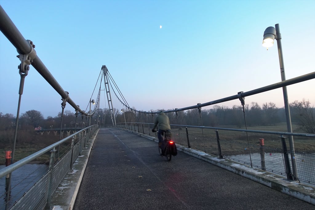Der Herrenkrugsteg in Magdeburg verbindet die Stadtteile Industriehafen und Herrenkrug miteinander.