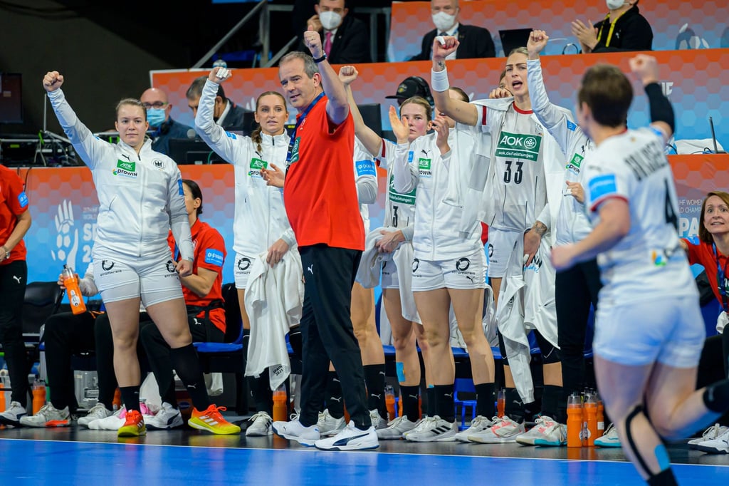 Die deutschen Handball-Frauen haben erstmals seit 2013 ein WM-Viertelfinale erreicht.