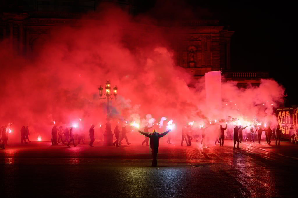 Zahlreiche Fans empfingen das Team von Dynamo Dresden am Sonntagabend in der Altstadt.