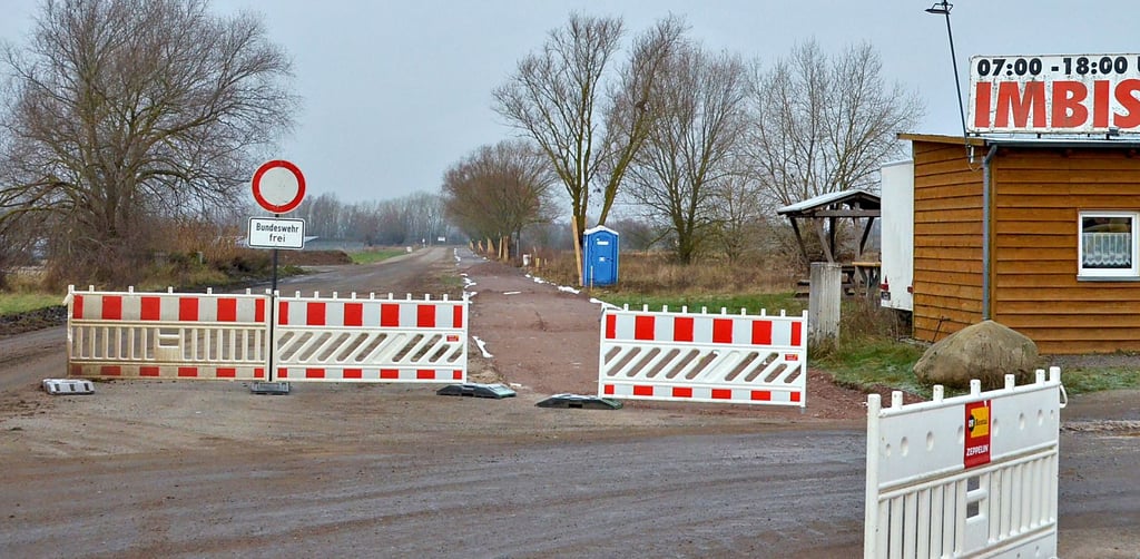 Diese Absperrung im Gewerbegebiet Hohengöhren stammt nicht von der Bundeswehr, sondern wurde wegen einer Baustelle aufgestellt.