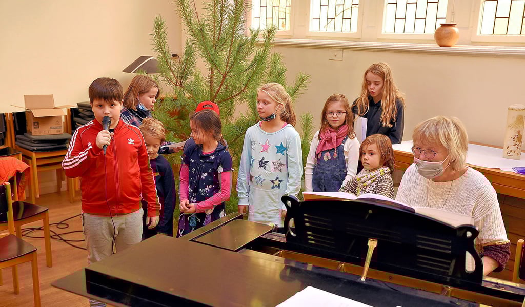 Kinder der evangelischen Kirchengemeinde Köthen proben mit Kirchenmusikdirektorin Martina Apitz das Musical „Bring mich nach Betlehem“.