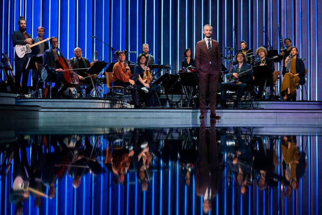 Satiriker Jan Böhmermann vor seinem Orchester, dem Rundfunk Tanzorchester Ehrenfeld.
