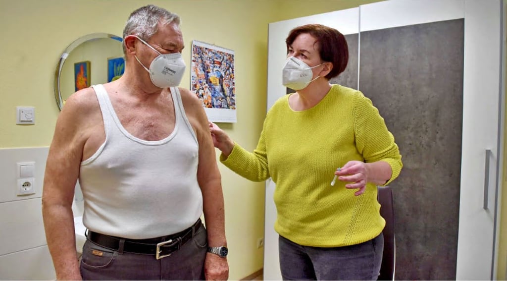 Ein Pieks zum Schutz vor dem Coronavirus: Yvonne Kassik (r.) impft Wolfgang Hahn (l.) aus Beyersdorf.