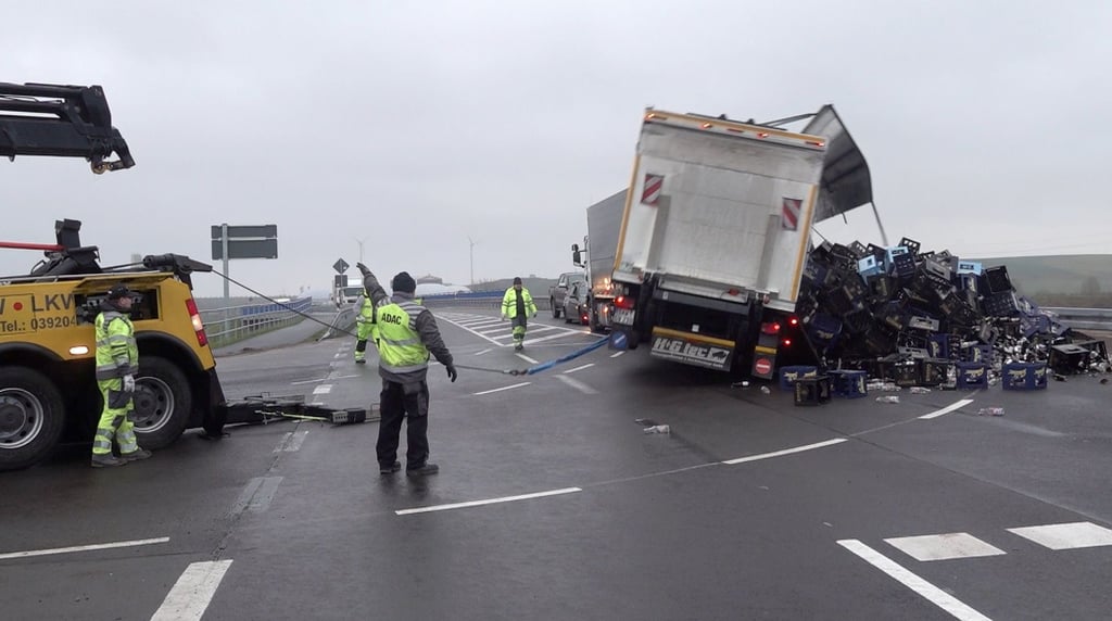 Nach ersten Angaben der Polizei sind ein Traktorgespann und ein Lkw mit Anhänger ineinandergekracht. Zurzeit kommt es in alle Richtungen zu Staus im Berufsverkehr.
