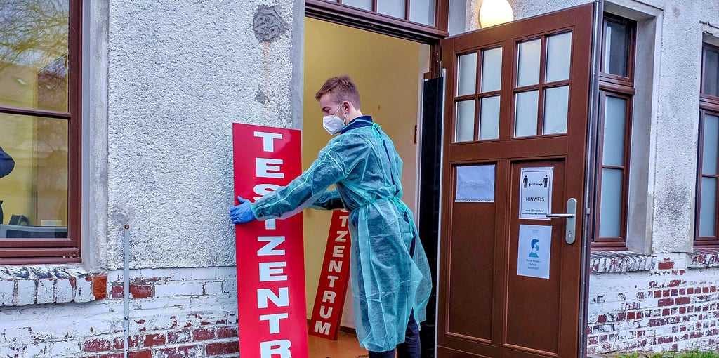 Martin Steinbiß öffnet das Testzentrum im Coswiger Klosterhof.