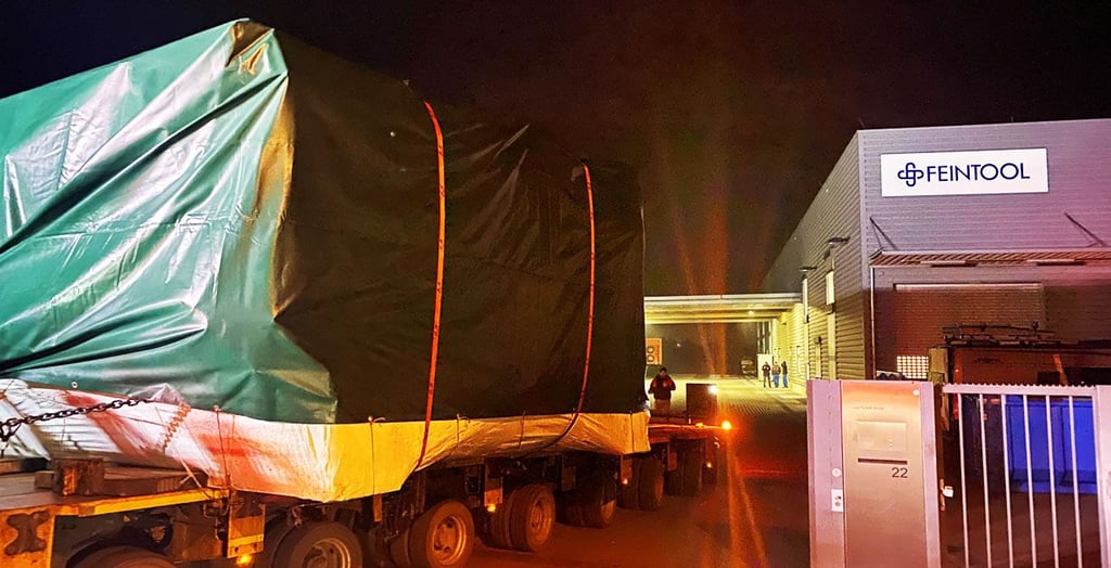Die neue Presse trifft gut verpackt und per Schwerlasttransport am neuen Standort an der Alten Wittenberger Straße in Jessen ein.