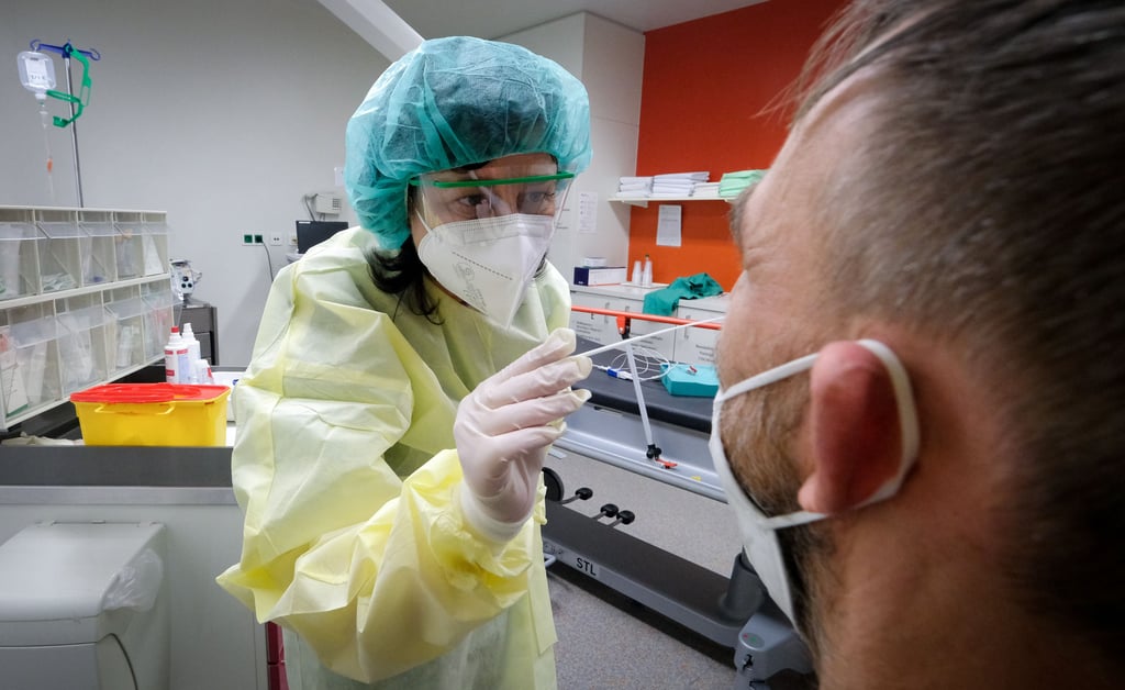 Im Diakonie Krankenhaus in Halle werden jeden Tag die Mitarbeiter getestet.