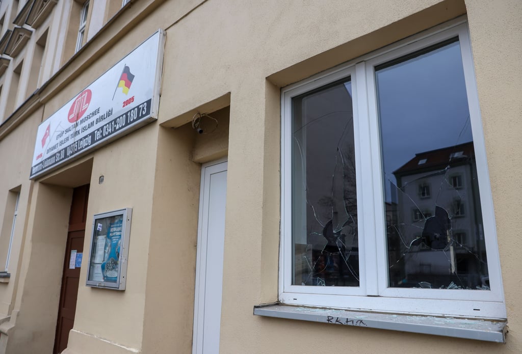 Ein zersplittertes Fenster der Ditib Eyüp Sultan Moschee im Leipziger Osten. Die Moschee wurde am Abend des 13.12. beschädigt.