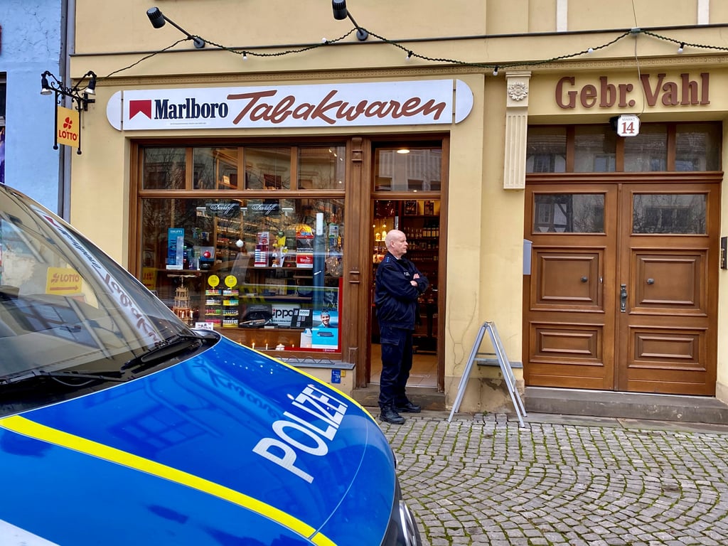 Mit einem Messer wollte ein bislang Unbekannter bei Vahl am Markt in Bernburg Geld erbeuten.