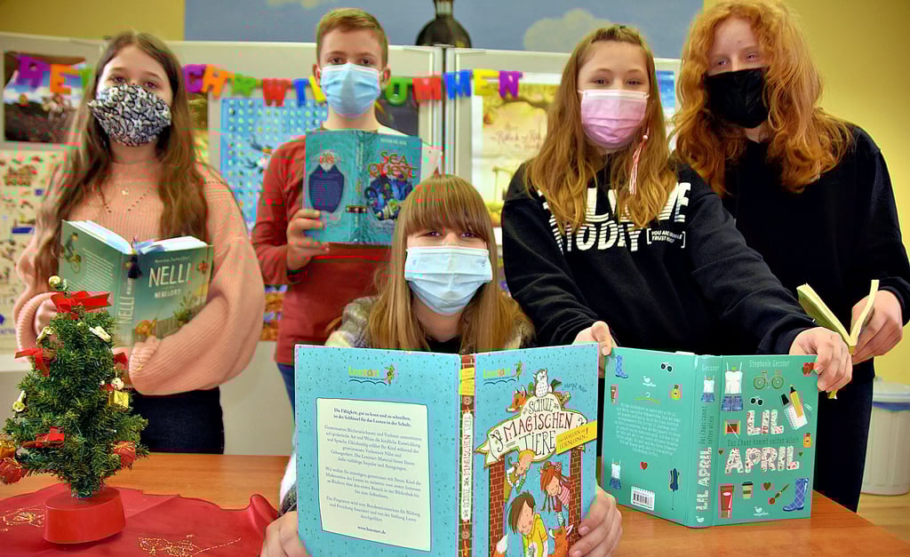 Lucy Hagedorn (vorn) überzeugt mit ihrem Buch „Schule der magischen Tiere“ die Jury. Die Zwölfjährige ist die Lesekönigin der Calvörder Sekundarschule. Den zweiten Platz teilen sich Serafina Stradmann (v.l.), Ole Hering, Paulina Schulz und Amalia Wunderlich.