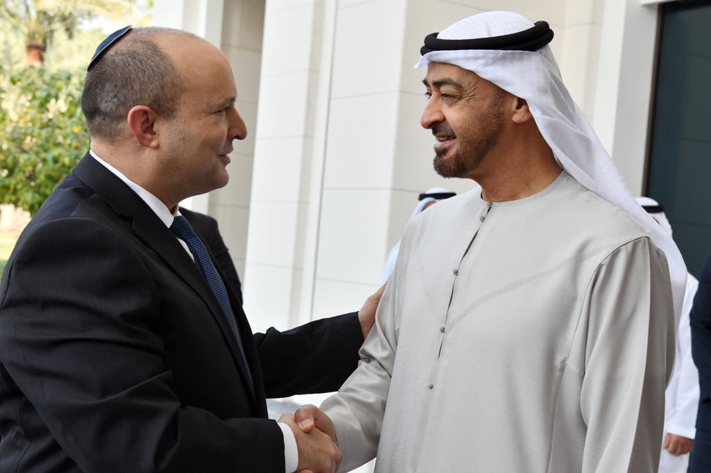 Naftali Bennett (l) trifft Scheich Mohamed bin Said Al Nahjan, Kronprinz von Abu Dhabi. Bennett ist der erste israelische Ministerpräsident, der zu einem offiziellen Besuch in die Emirate gereist ist.