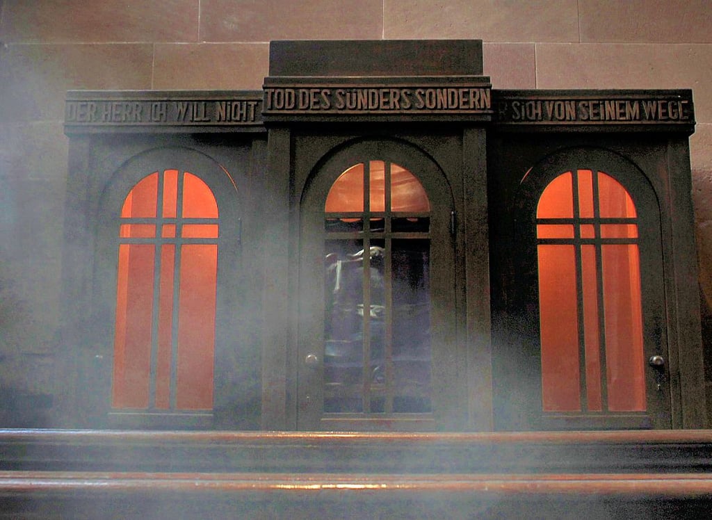Zündeln im Beichtstuhl: Ein Elfjähriger sorgte dafür, dass es in einer bayerischen Kirche heiß herging.
