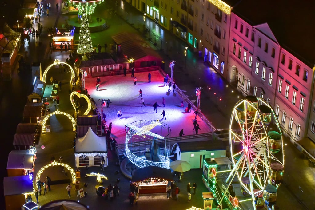 Der Dessauer Weihnachtsmarkt von oben.
