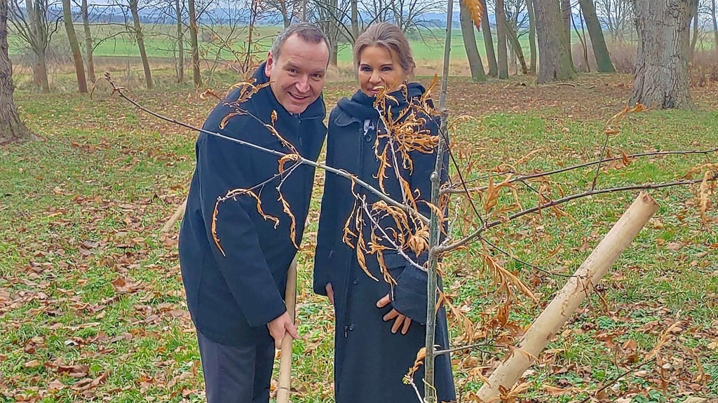 Jeannette Stach und Jörg Anspieler von der Allianz-Vertretung aus Halberstadt unterstützen die Vermehrung der seltenen Schlitzblättrigen Eiche im Gutspark Mahndorf.