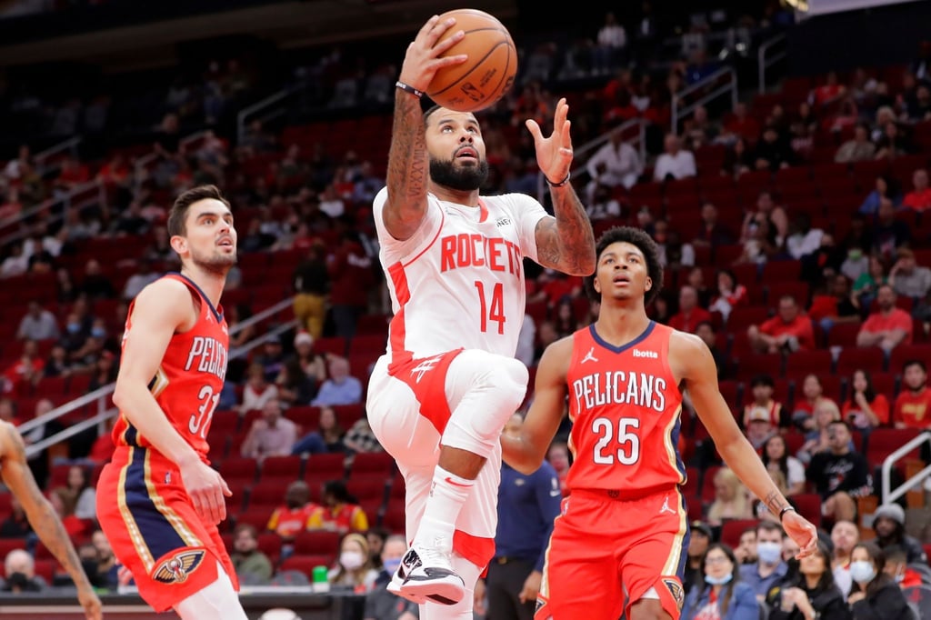 Rockets-Guard D.J. Augustin (M.) steigt zum Korbleger hoch. Die Pelicans-Profis Tomas Satoransky (l) und Trey Murphy III schauen zu.