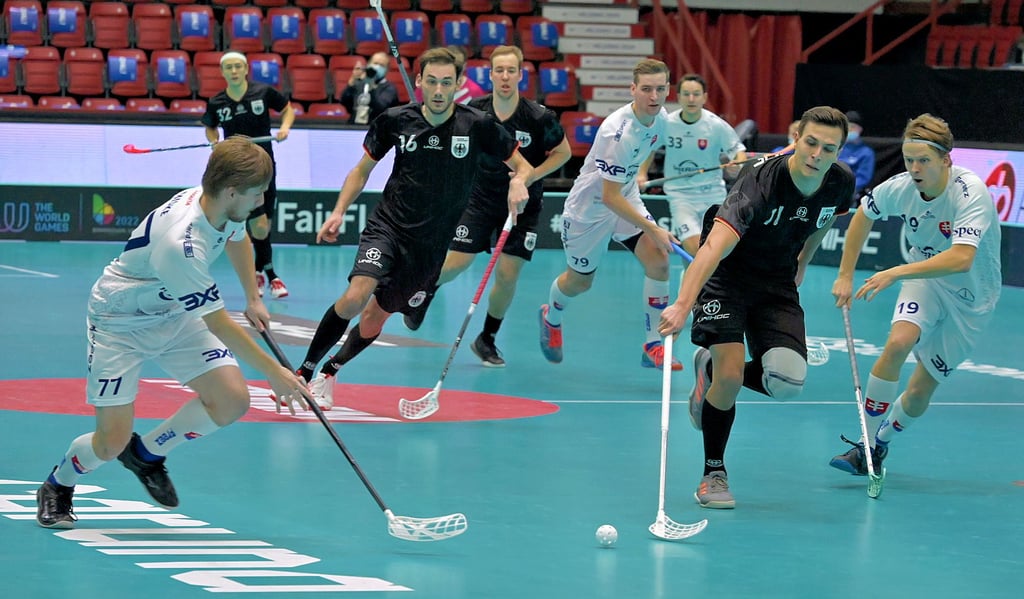 Die deutsche Floorball-Nationalmannschaft (schwarze Trikots) landete bei der Weltmeisterschaft in Helsinki auf dem neunten Platz.