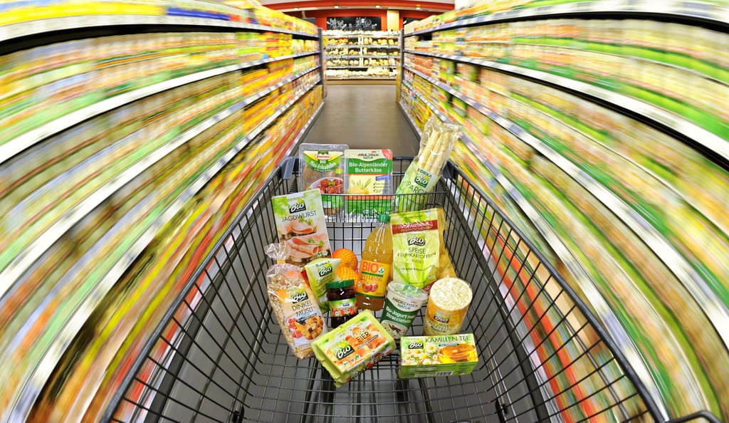 Halbvoller Einkaufswagen, hohe Preise: Lebensmittel sind auch im Salzlandkreis aufgrund der Inflationsrate von 5,2 Prozent teurer geworden.