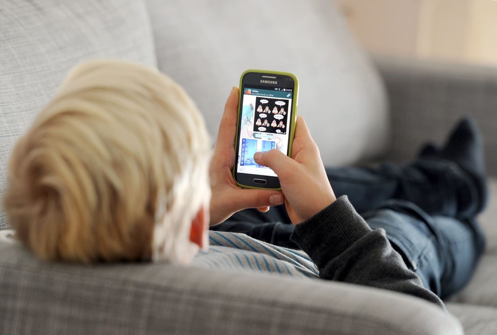 Kinder in Stendal kommunizieren während der Lockdowns mit ihren Freunden über das Smartphone.