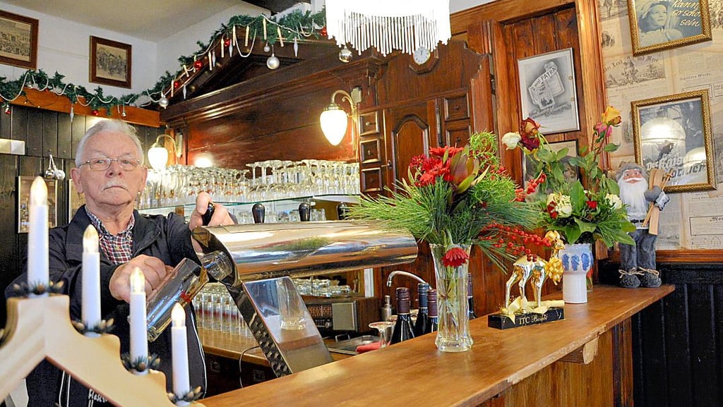 Karl-Heinz Erler zeigt den Tresen in der Gaststätte „Zur Steingrube“ in Wernigerode: Neben vielen alten Filmplakaten setzt er bei der Einrichtung auf rustikalen Charme.