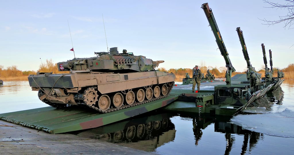 Ein Panzer setzt auf einer aus Schnellschwimmbrücken gefertigten Fähre auf dem Klietzer Übungsplatz über die Havel. Da die Übersetzübungen den letzten Wochen nachts stattfanden, hier ein Foto aus dem Vorjahr.