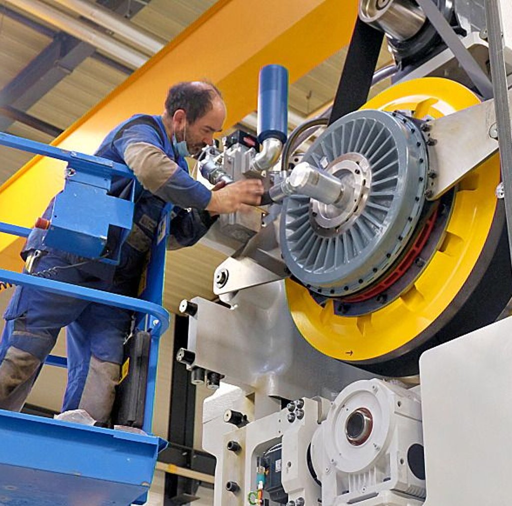 Monteur Winfried Ege von der Schuler AG bei der Arbeit.