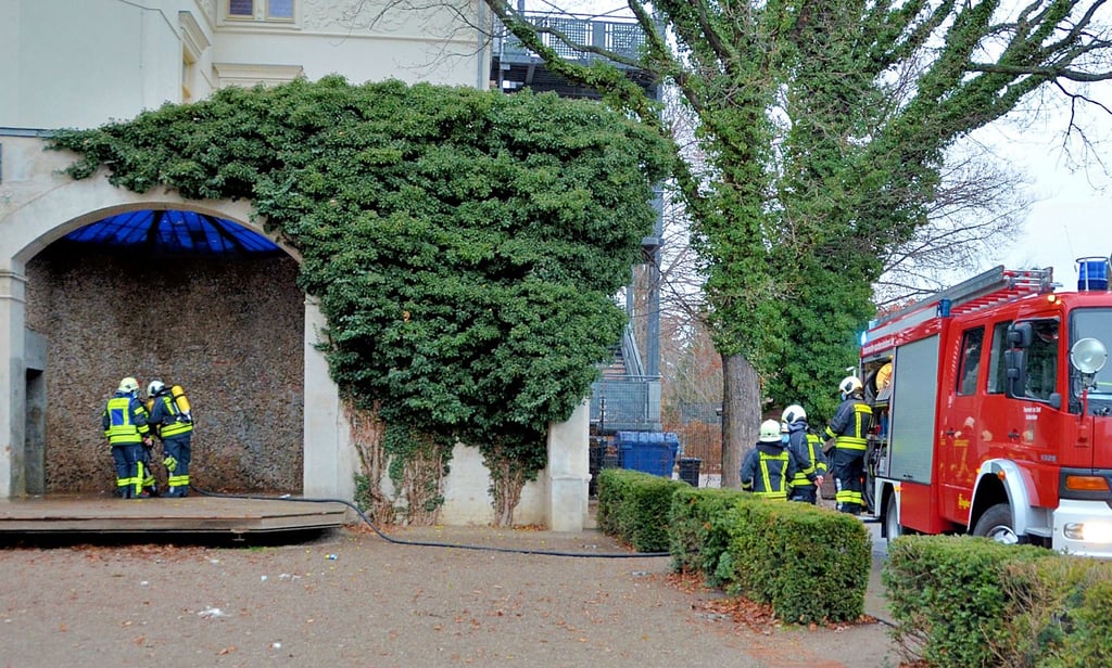 In Aschersleben hat die Bühne der Orangerie gebrannt. Feuerwehrleute löschen das Feuer.