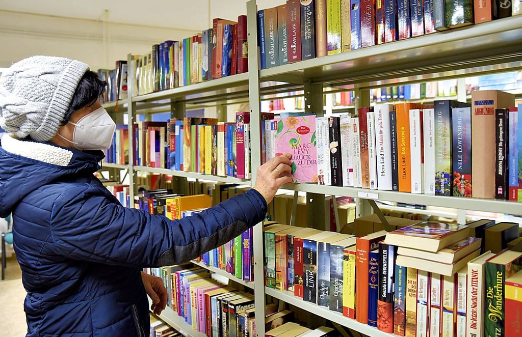 Angela Gaul zählt zu den Stammleserinnen in der Barbyer Bibliothek.