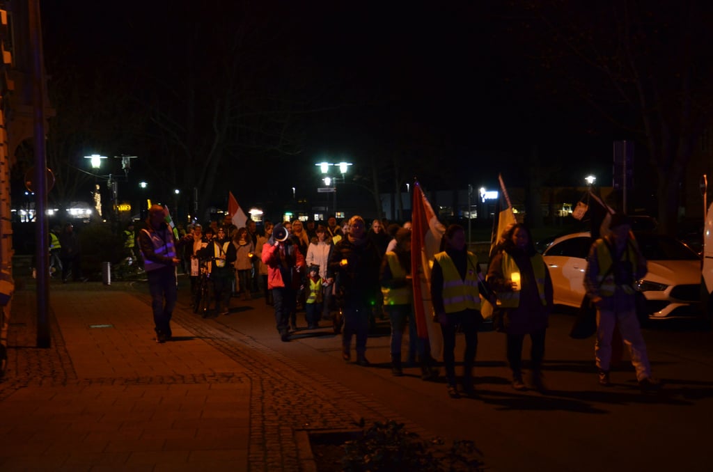 Durch Staßfurt zogen Dienstagabend friedlich rund 80 Gegner von Corona-Politik und Impfpflicht. „Staßfurt steht auf!" demonstriert seit gut einem Jahr. Auch dieses Mal war die Aktion angemeldet.