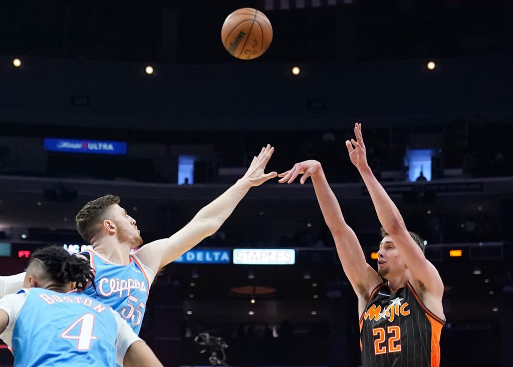 Orlando Magic-Forward Franz Wagner (22) wirft über Clippers-Center Isaiah Hartenstein (55).