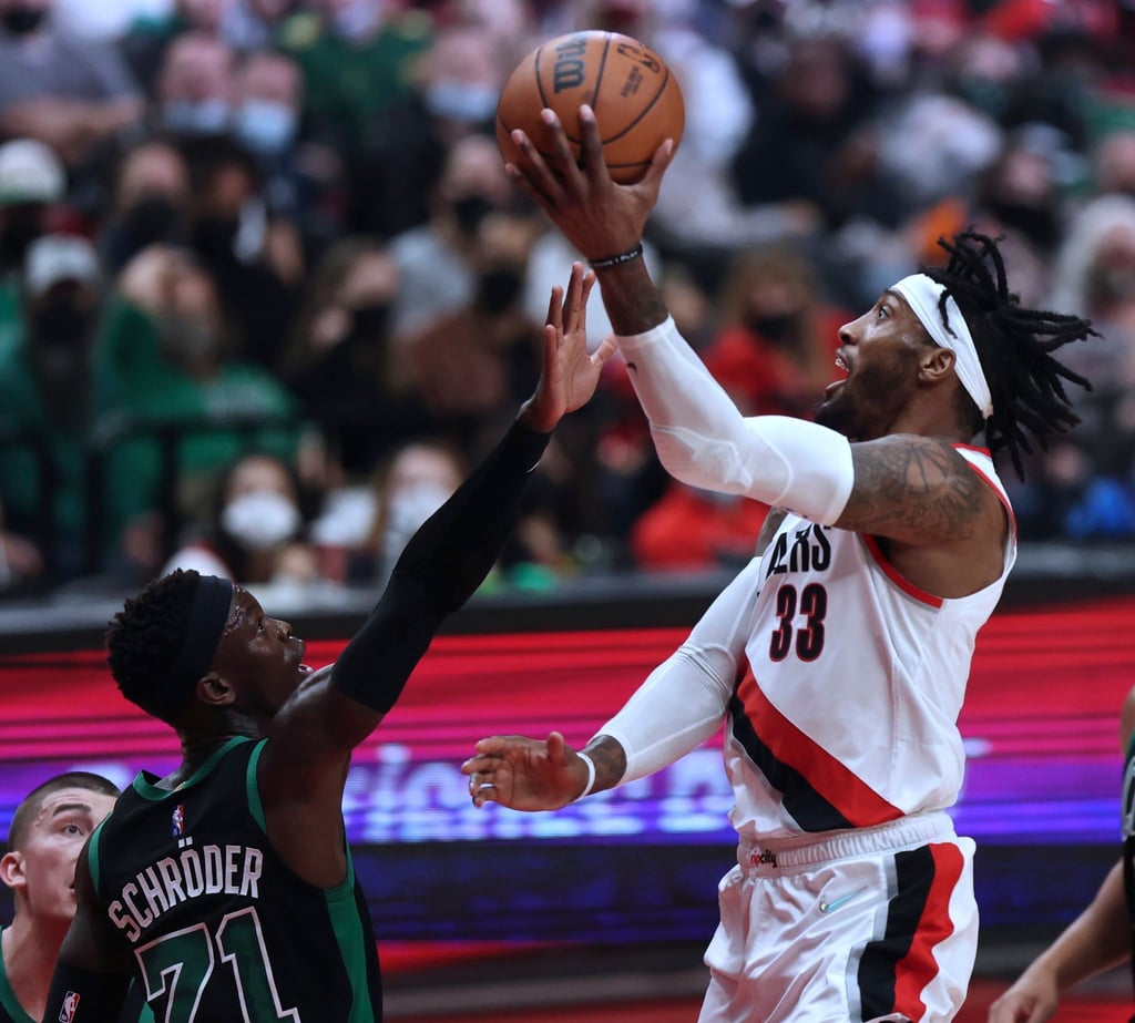 Dennis Schröder (l) steuerte 31 Punkte zum Celtics-Sieg gegen Portland bei.