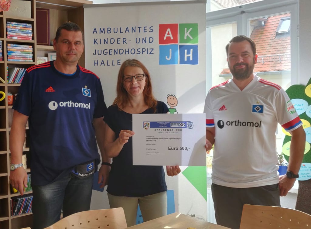 Spendenübergabe: Hendrik Hahn, Bettina Werneburg (Leiterin des Hospizes) und Michael Kaaden (v.l.)