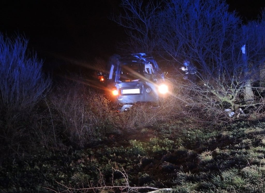 Bei einem Überholvorgang auf der L24 bei Großahlsleben im Landkreis Börde, ist ein 62-jähriger Fahrer mit dem vor ihm fahrenden Fahrzeug zusammen gestoßen. Daraufhin kam der 52-jährige Fahrer des überholten Autos von der Straße ab und prallte gegen einen Baum.