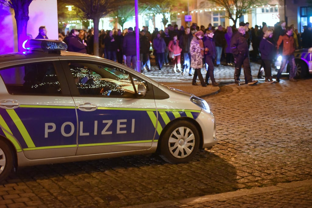 In Aschersleben zogen am Montag trotz einer Verbotsverfügung des Landrats rund 500 Demonstranten durch die Stadt.