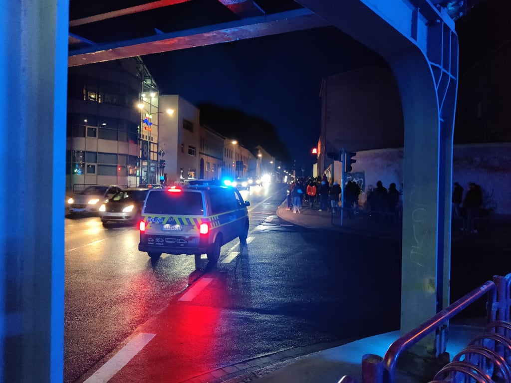 Obwohl Demonstrationen im Salzlandkreis eigentlich hätten unterbunden werden sollen, zog eine große Gruppe entlang der Friedrichstraße.