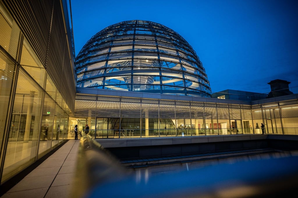Der Deutsche Bundestag im Reichstagsgebäude mit der gläsernen Kuppel, aufgenommen während der ersten Fraktionssitzung der Unionsfraktion im neugewählten Bundestag. (Archivbild)