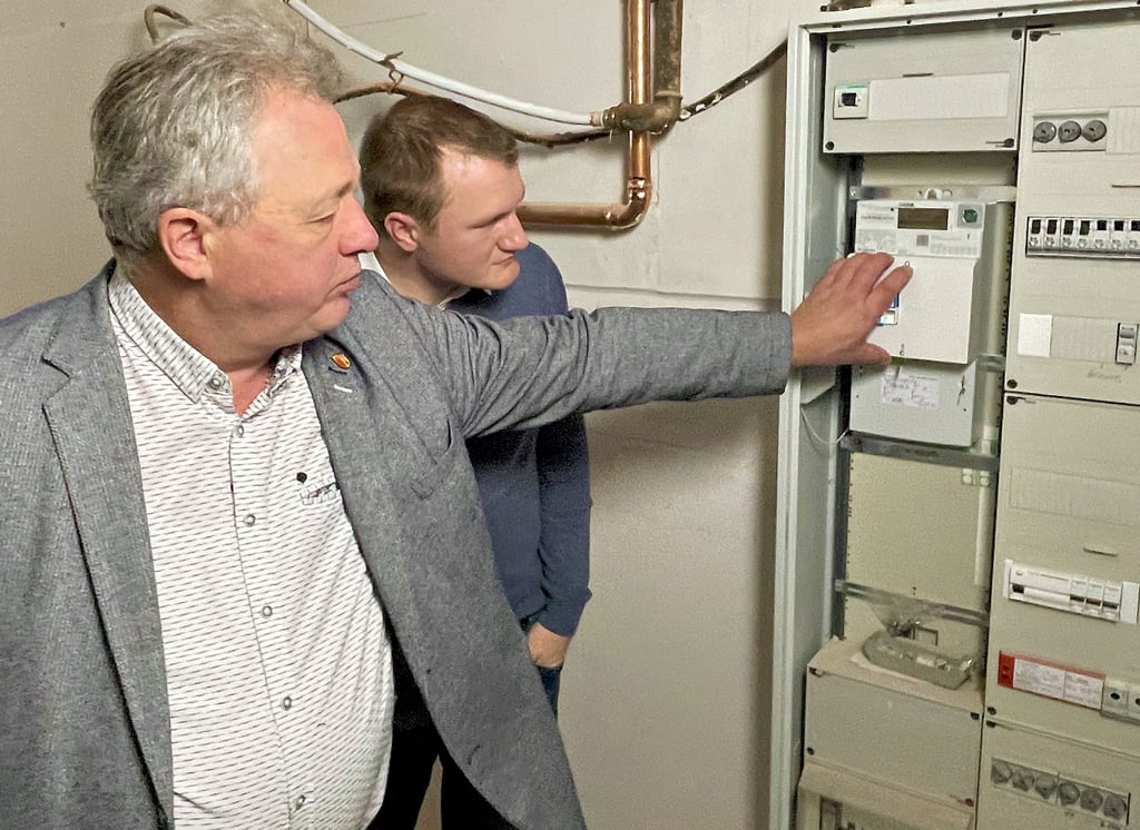 Möckerns Stadtbürgermeister Frank von Holly (li.) und Avacon-Regionalreferent Carsten Birkholz an einem digitalisierten Stromzähler im Rathaus Möckern.