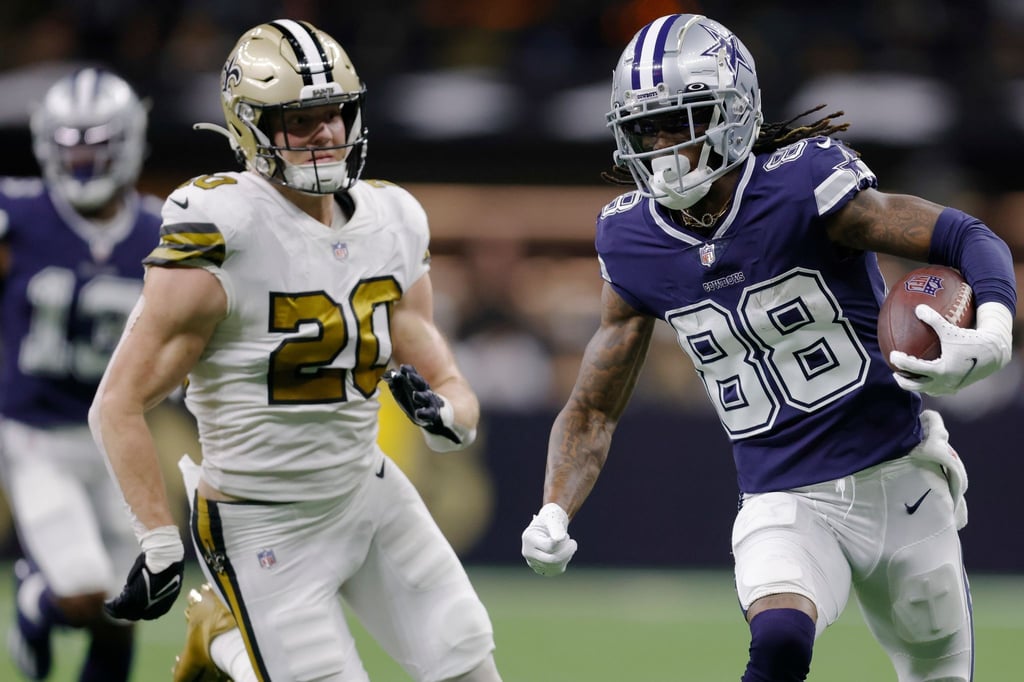 CeeDee Lamb (r) setzte sich mit den Dallas Cowboys gegen Pete Werner und die New Orleans Saints durch.