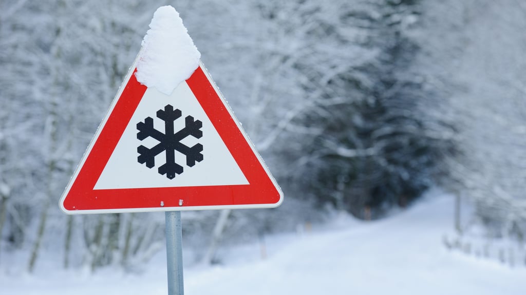 Wintereinbruch mit Schnee: So kommt das Auto sicher durch den