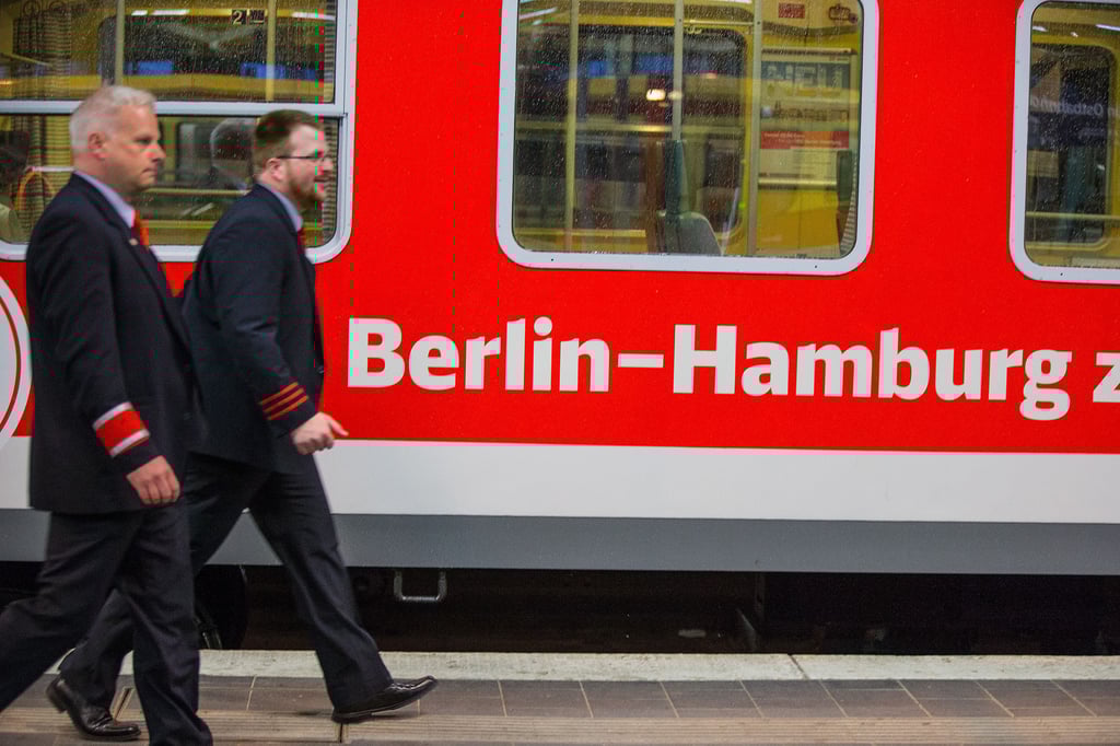 Zwei Zugbegleiter vor dem Interregio-Express Berlin-Hamburg