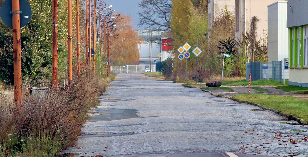 Die Ringstraße im Industriepark Calbe soll saniert werden. Rund fünf Millionen Euro sollen in den Ausbau investiert werden.