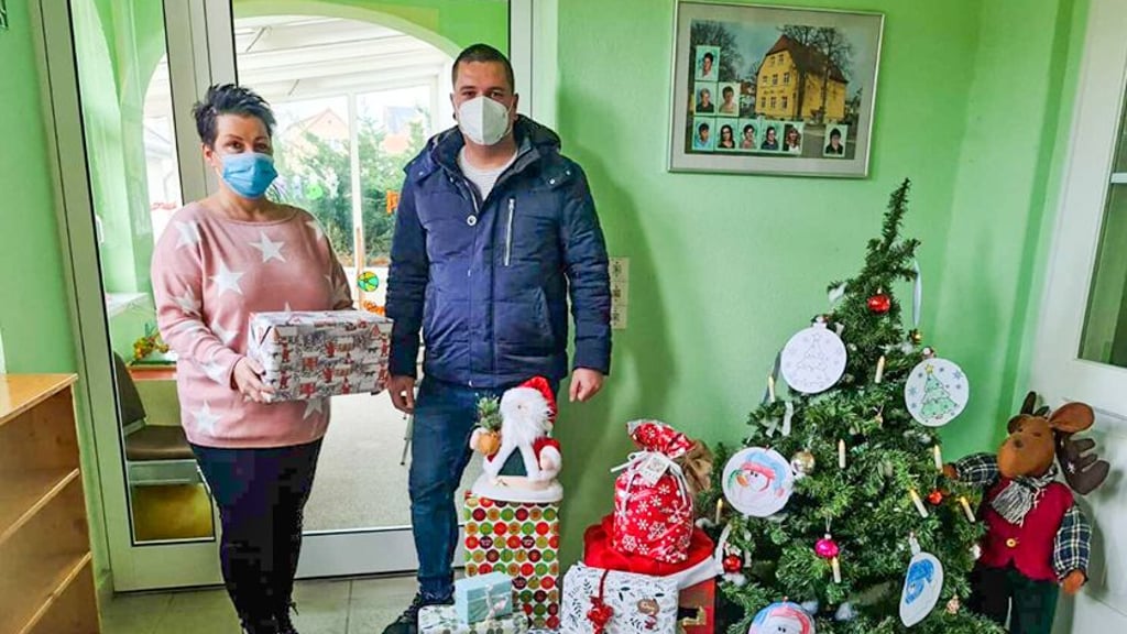 Initiator Daniel Seese (r.) mit einem Teil der Weihnachtspäckchen