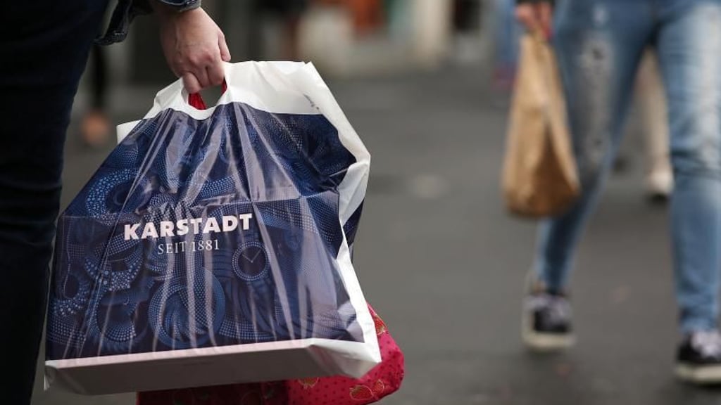 Immer mehr Händler in Deutschland verbannen die Plastiktüte aus ihren Geschäften. Foto: Oliver Berg/ Symbol/