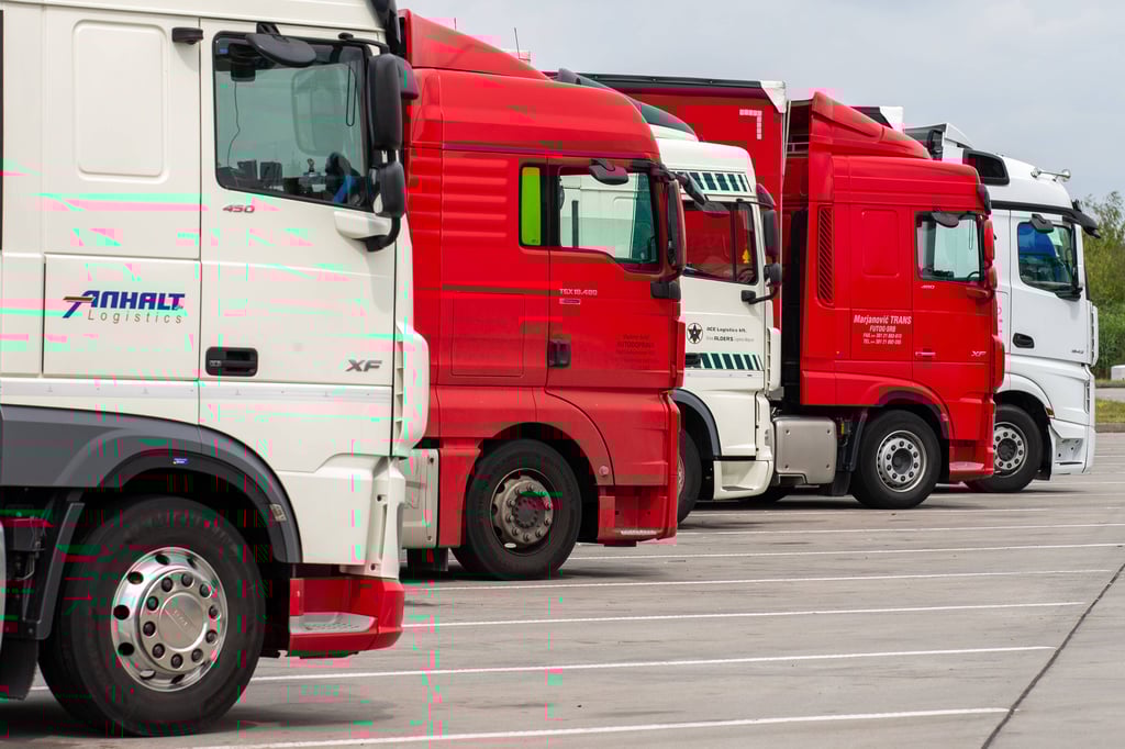 Lkw auf einem Parkplatz (Symbolbild)