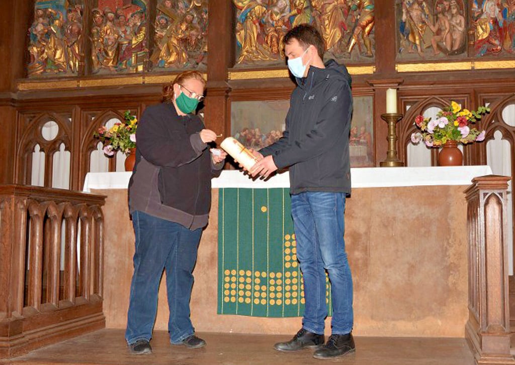 2020 bereitete sich Pfarrer Christian Buro aus Beuster mit seiner Seehäuser Amtsschwester Almut Riemann auf Weihnachten in den Kirchen mit vielen Hindernissen vor. Auch in diesem Jahr ist wieder Fantasie in Sachen Verkündigung gefragt.