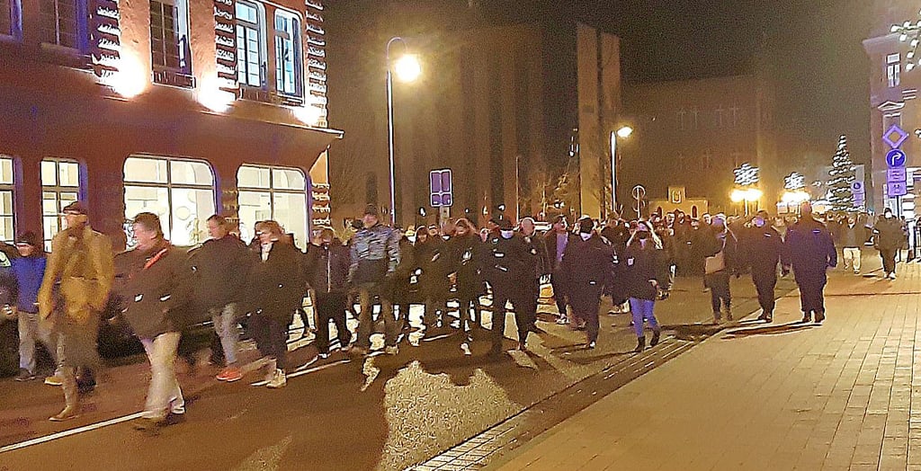 Etwa 450 Menschen protestierten Montagabend in Bitterfeld mit einem Spaziergang und anschießender Kundgebung.