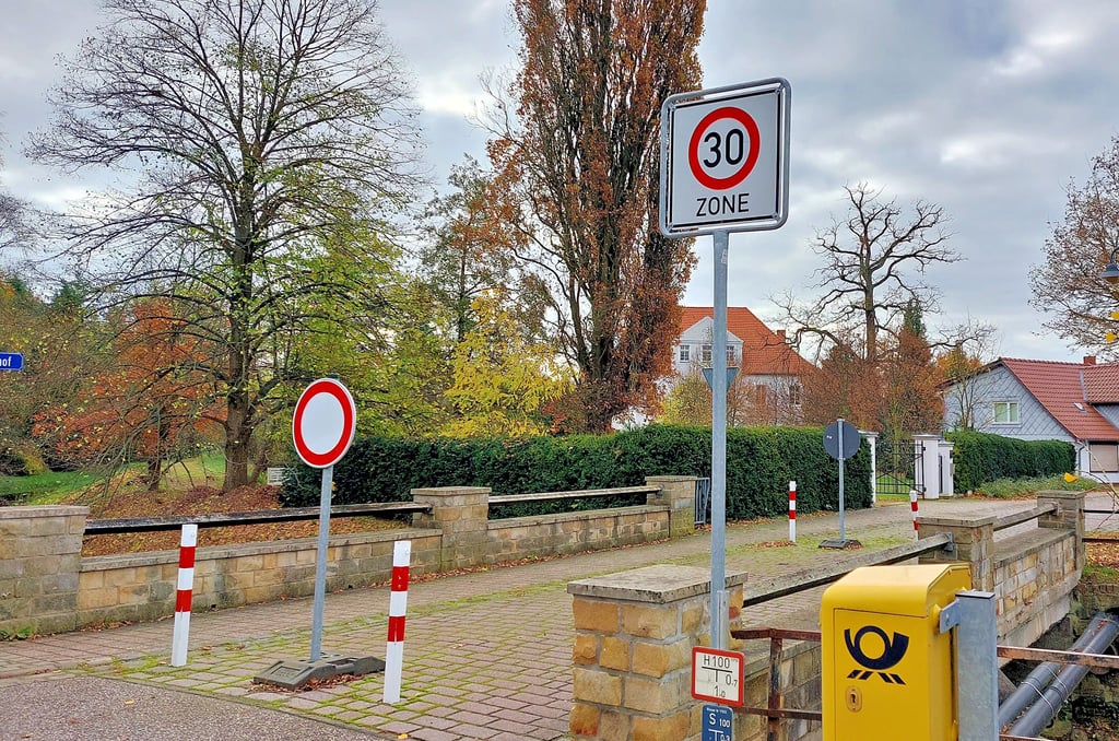 Seit fünf Jahren ist die Brauhofbrücke in Walbeck gesperrt. Seitdem ist der Ort nur noch über eine Zufahrt zu erreichen. Sollte der Stadtrat grünes Licht für die nächsten Bauphasen geben, könnte die Brücke 2022 fertig saniert werden.