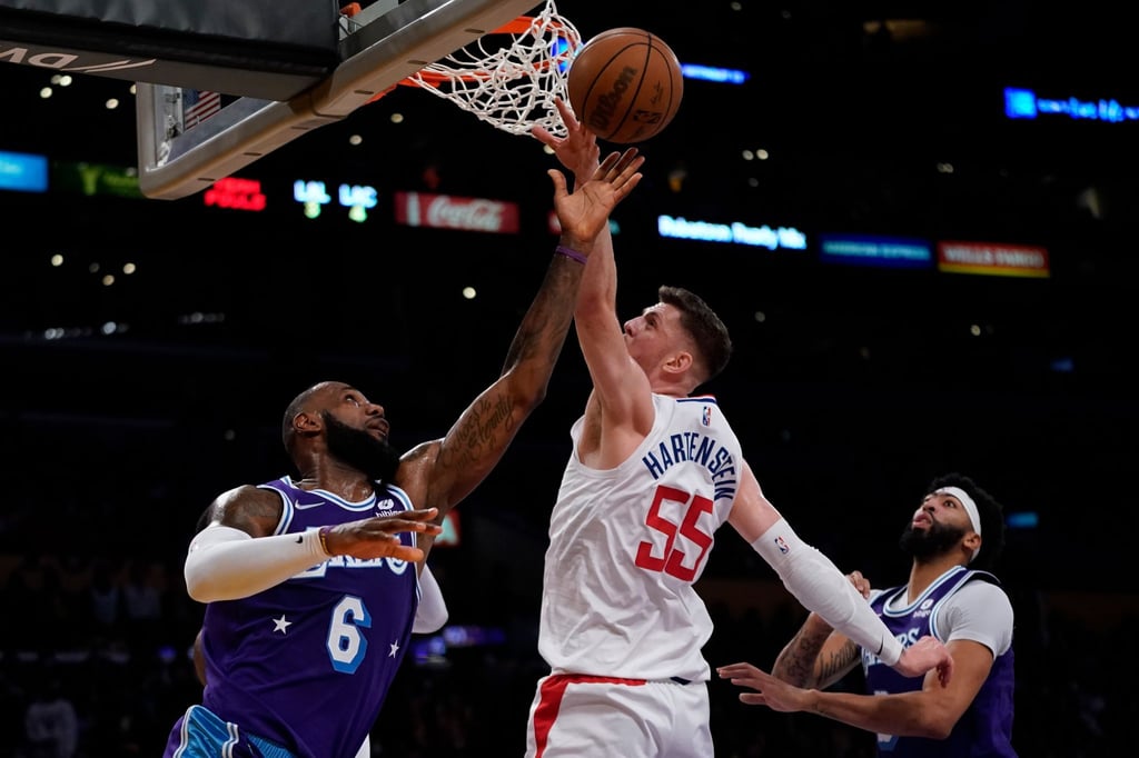 Lakers-Star LeBron James (l) hatte im Stadtduell gegen die Los Angeles Clippers mit Isaiah Hartenstein das Nachsehen.